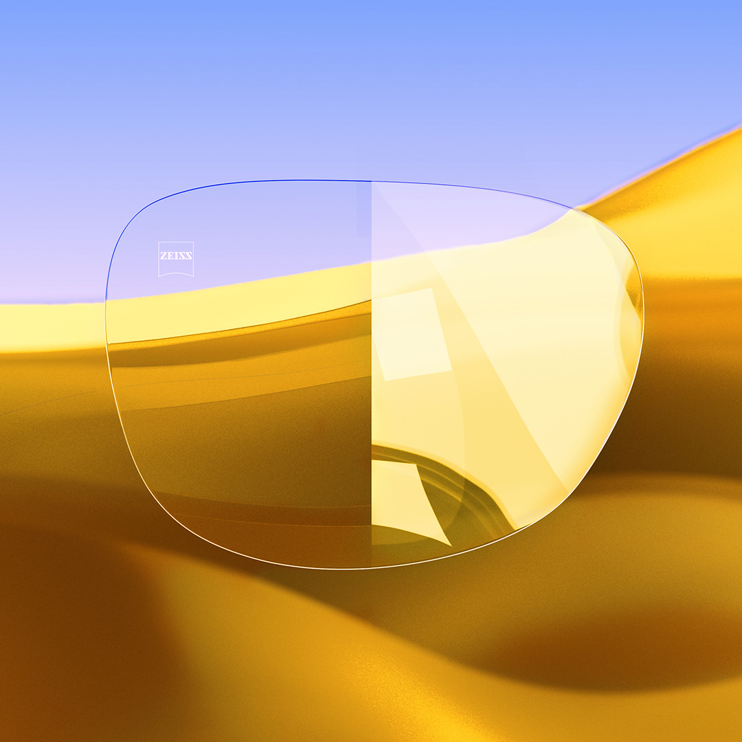 Ett delat glas där den ena sidan är klar, ren och försedd med ZEISS DuraVision Gold UV, och den andra visar kraftiga ljusreflexer på glaset. 