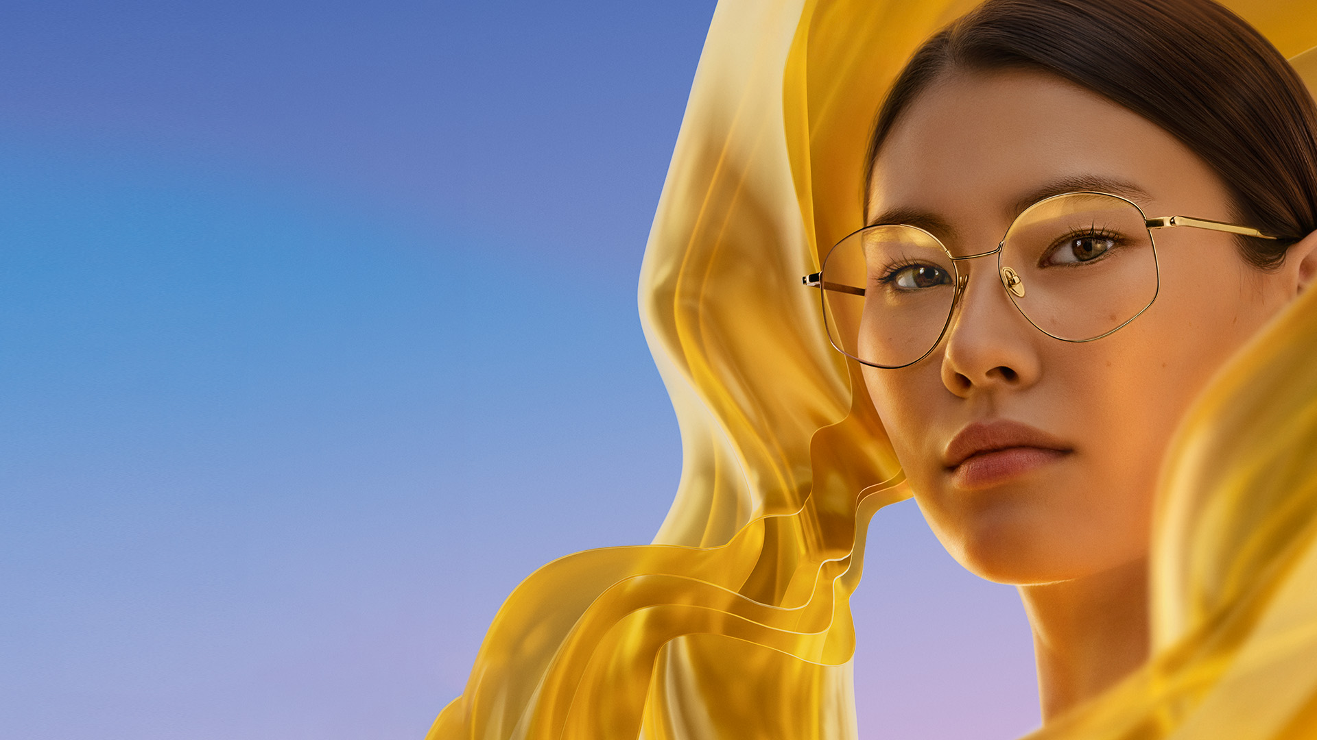 En kvinna bär glas med ZEISS DuraVision Gold UV antireflexbehandling, som visar den diskreta guldfärgade reflexen på glaset.