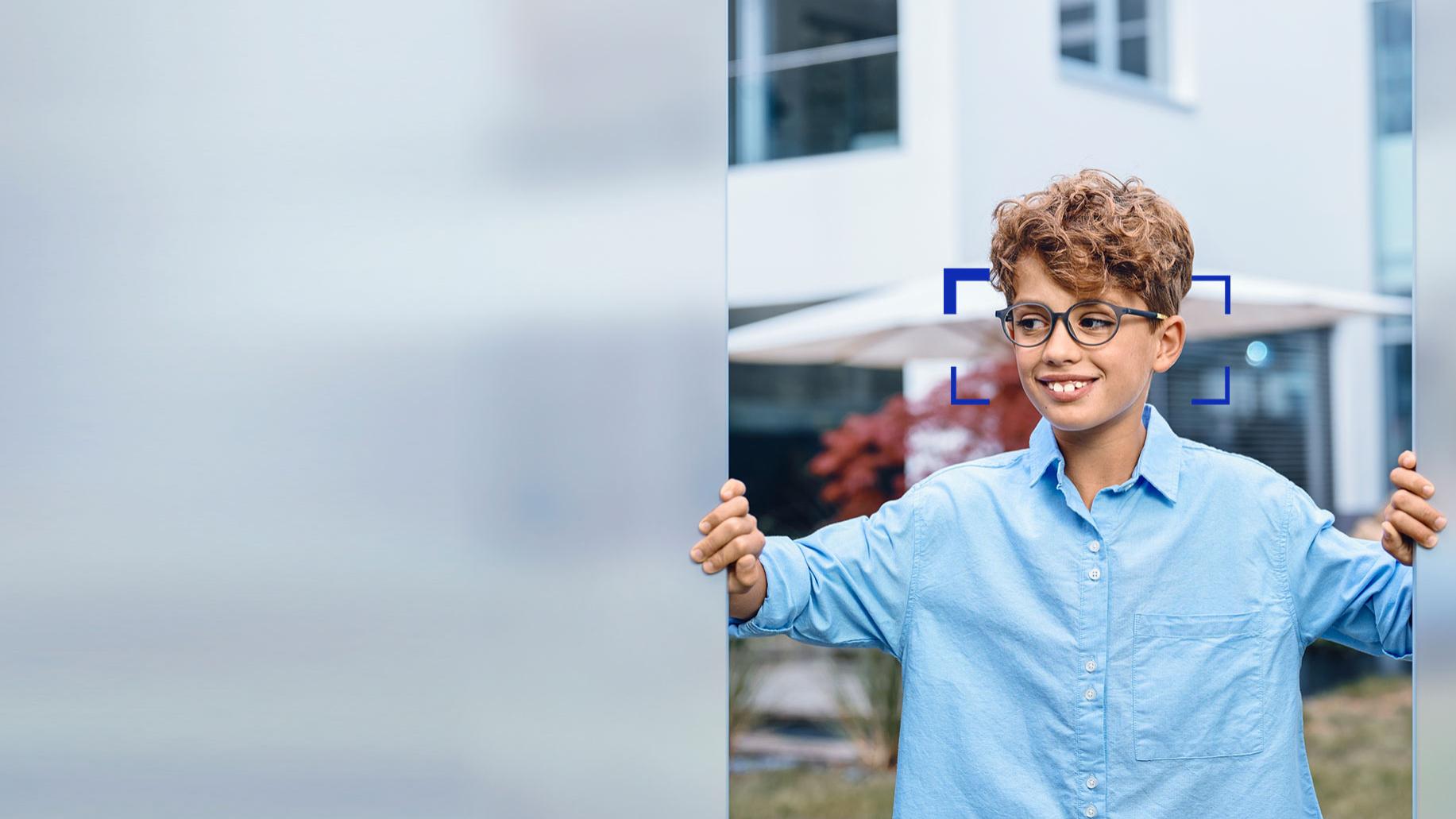 En ung pojke som bär ZEISS SmartLife Young glasögonglas