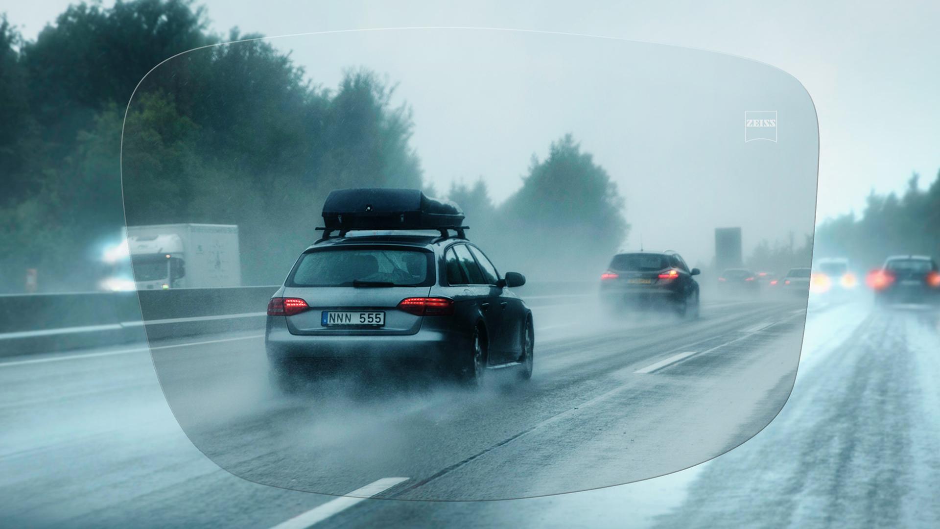 Sett genom ZEISS DriveSafe Single Vision Individual-glas på motorvägen en regnig dag 