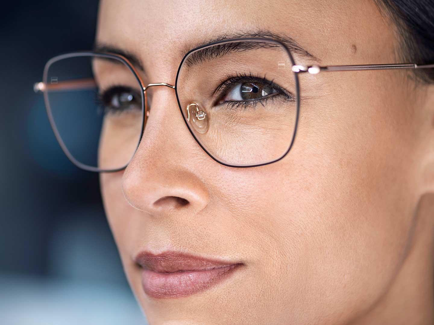 Mörknar till solglasögonnivå utomhus och är helt klart inomhus