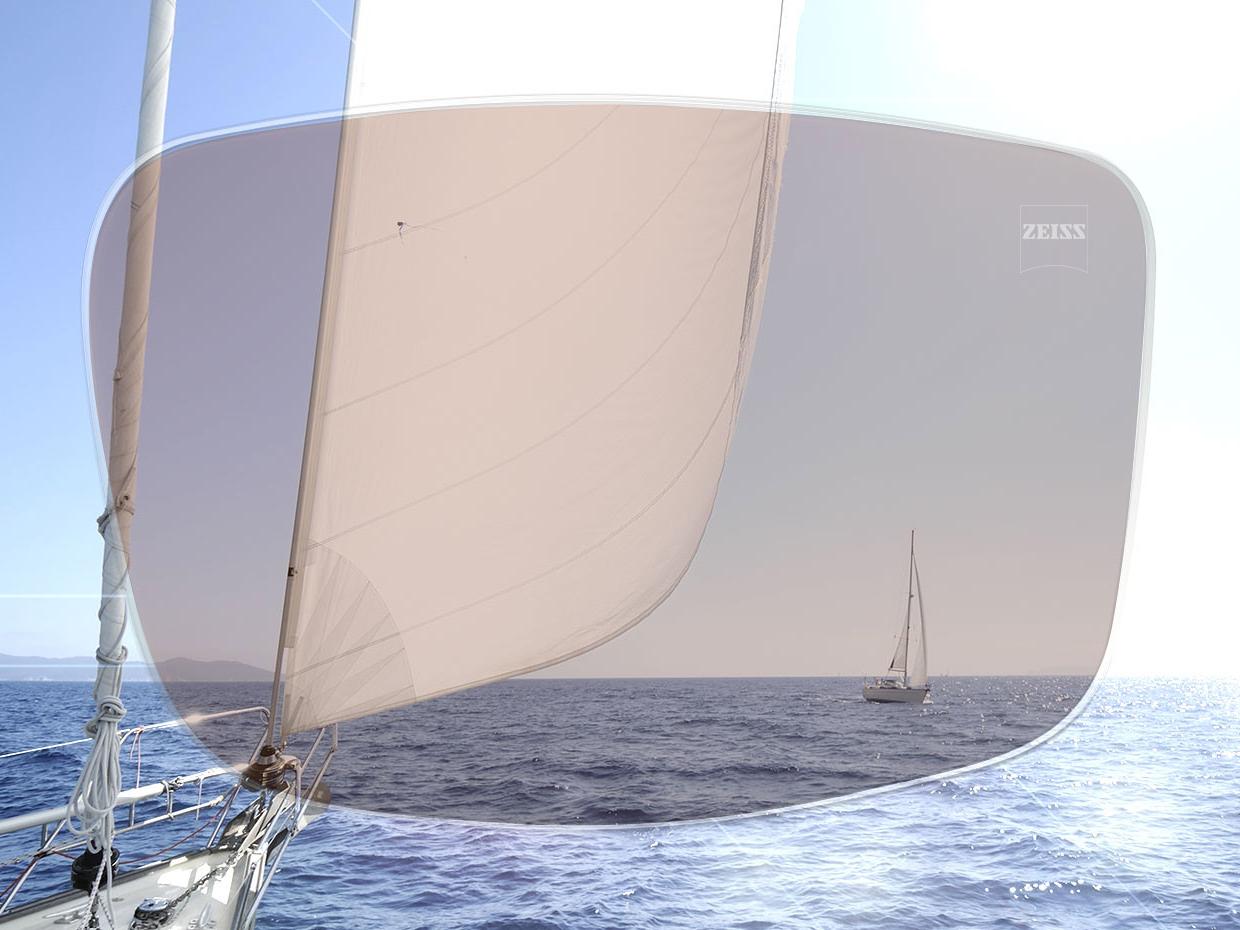 På bilden visas ett hav som ses genom ett polariserande glas. Med ett reglage kan du jämföra den visuella effekten mellan ZEISS lösning och vanliga glasögonglas.