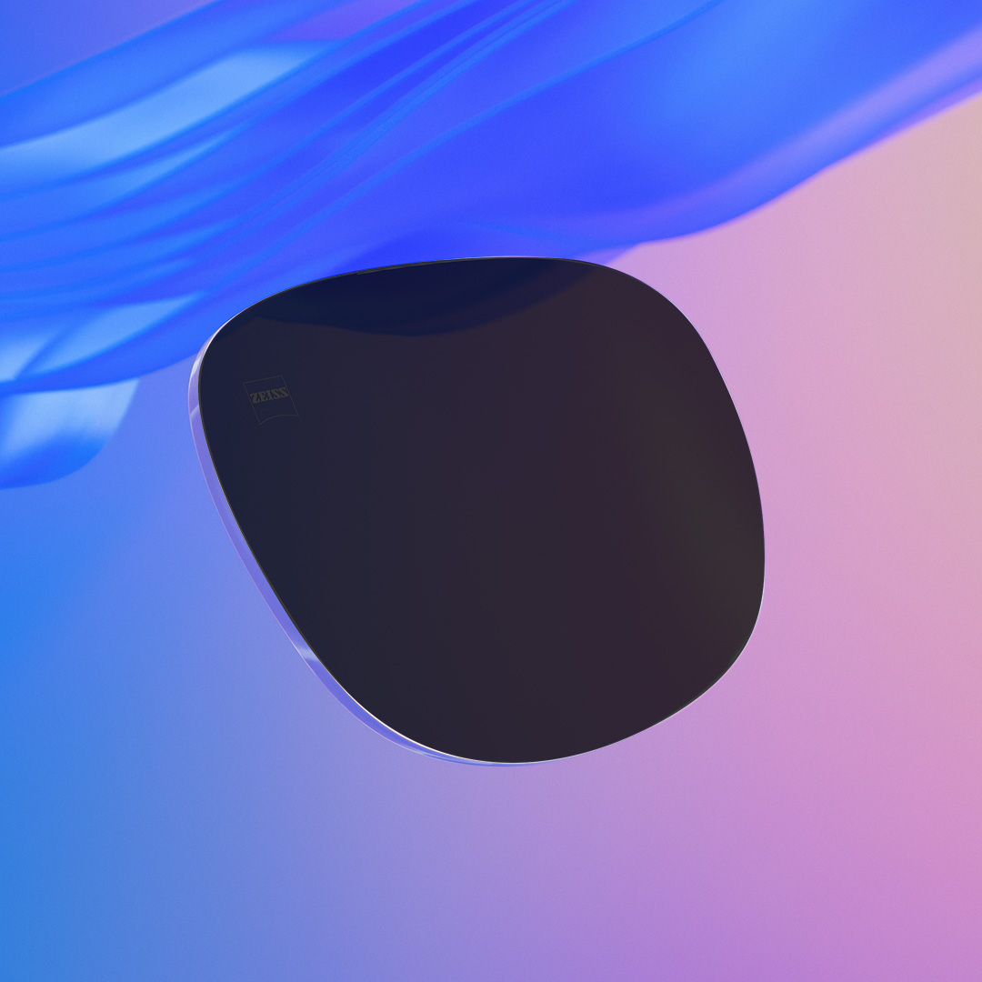 En bild där den ena hälften visar ett intensivt tonat solglas med styrka från ZEISS, och den andra hälften visar samma sak men med mindre intensiv toning.