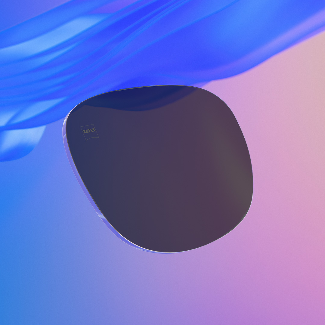 En bild där den ena hälften visar ett intensivt tonat solglas med styrka från ZEISS, och den andra hälften visar samma sak men med mindre intensiv toning.