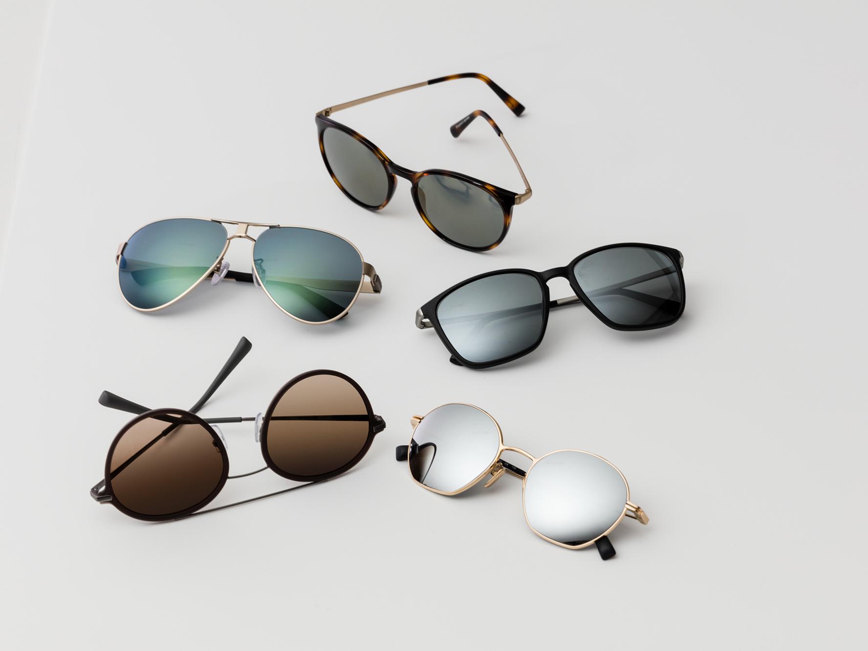 Fem par solglasögon som visar klassiska solglasfärger för medelstarkt till starkt ljus.
