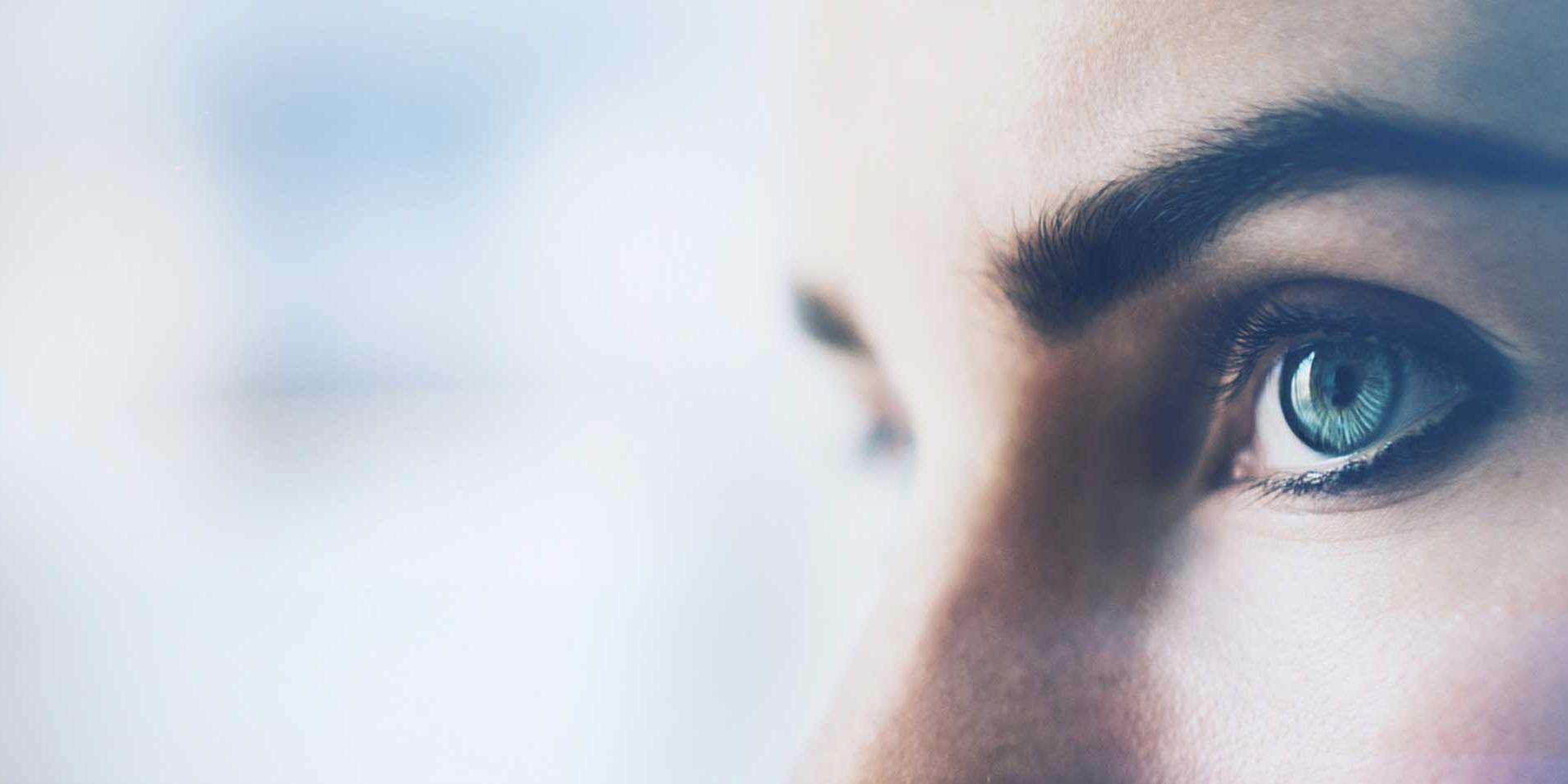 Närbild på en kvinnas öga med visuella effekter, enskilt på en vit bakgrund