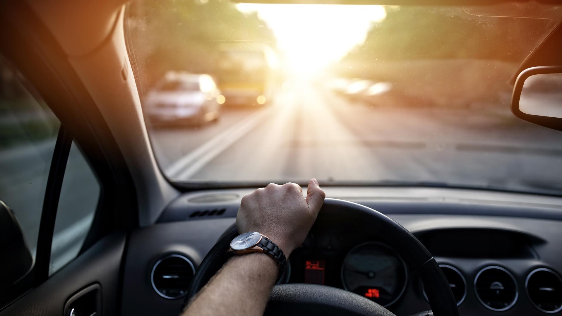 Vissa färgnyanser kan vara särskilt behagliga vid bilkörning. Bruna eller grå nyanser bidrar till att identifiera ljussignaler som trafikljus eller bromsljus på millisekunder vilket, indirekt minskar reaktionstiderna.  