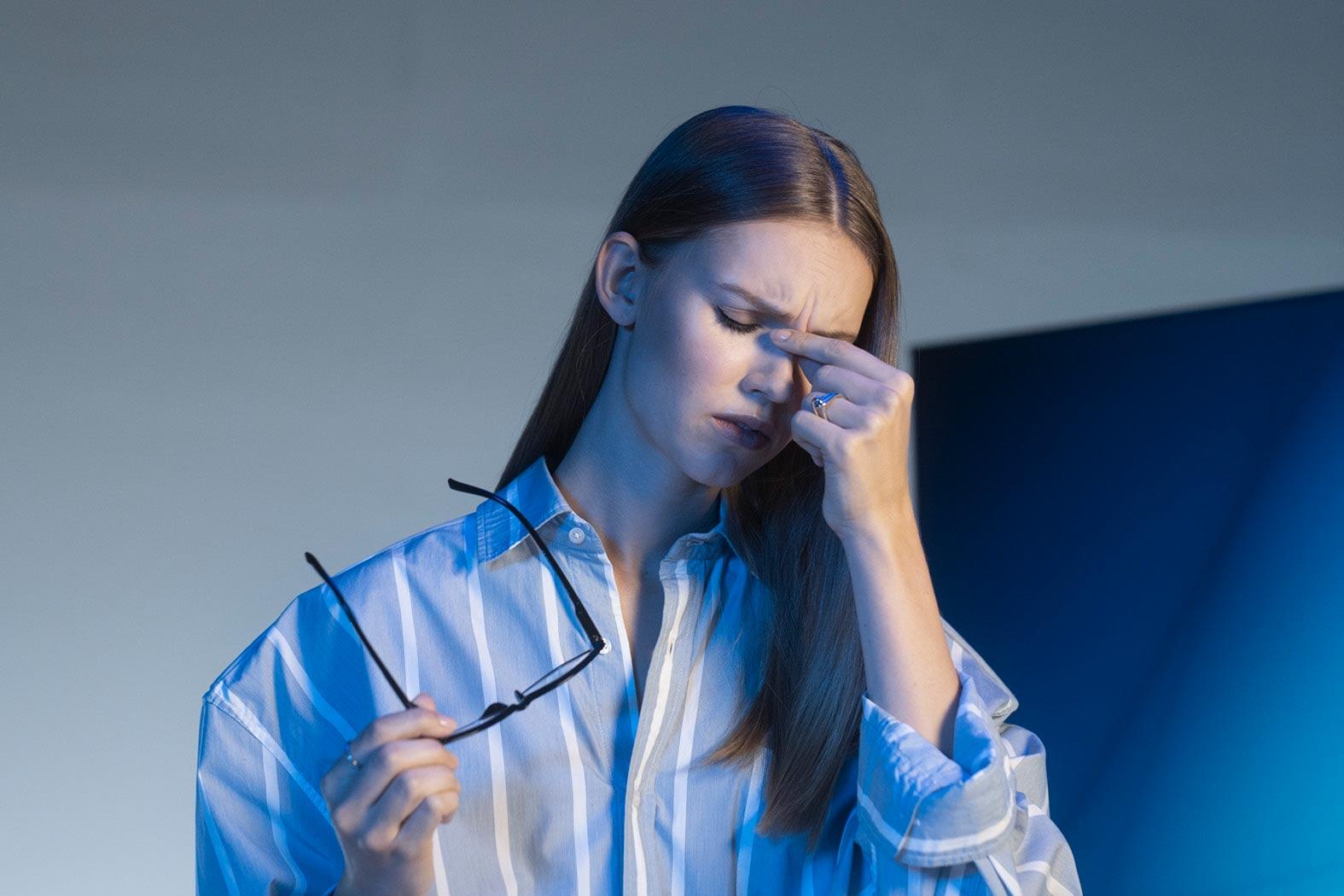En ung kvinna som lider av ögonstress