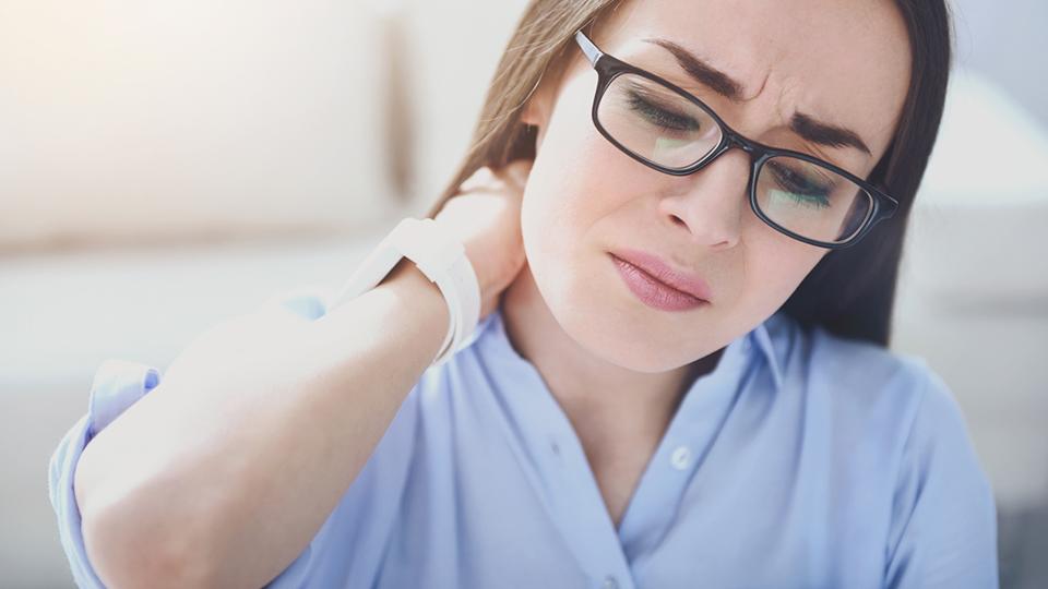 En lång dag framför datorn kan leda till smärta i ryggen, nacken eller axlarna