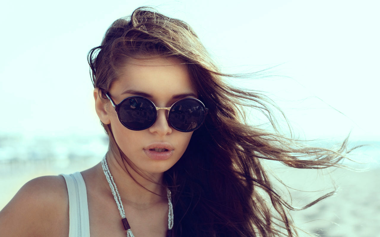 flicka i solglasögon på stranden