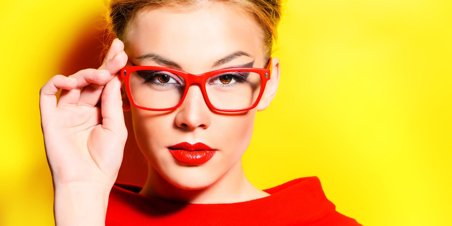 Sminktips för kvinnor med glasögon eller kontaktlinser