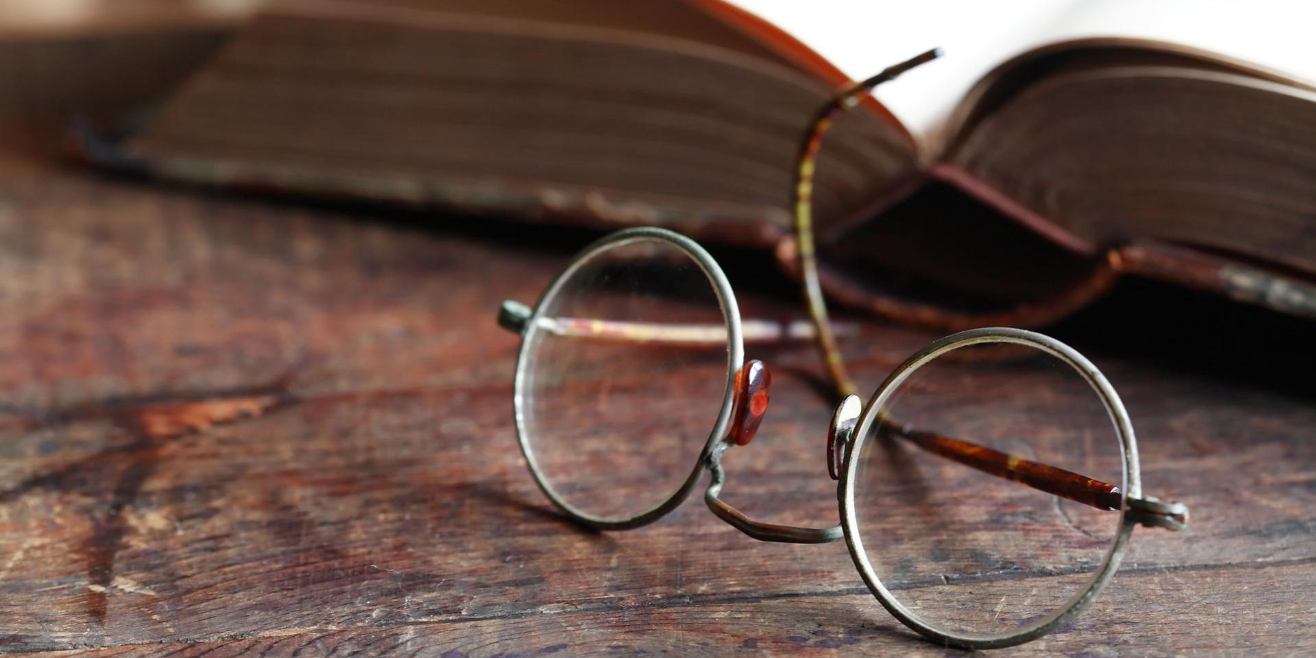 Ett par glasögon framför en bok