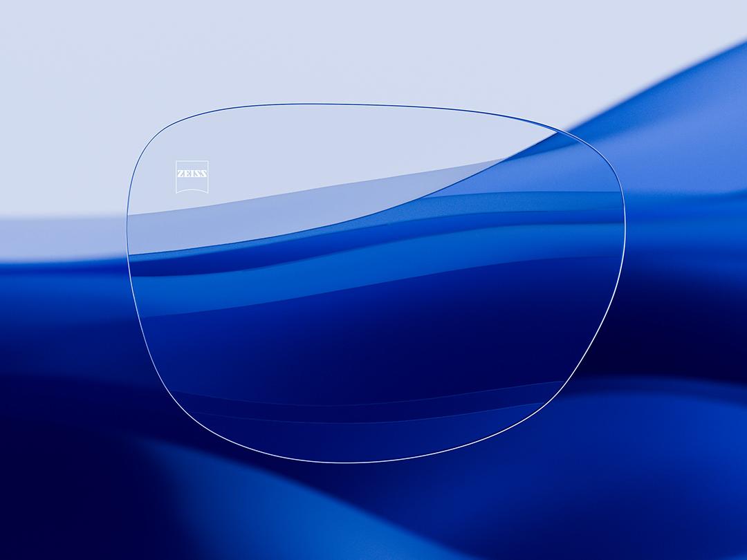 Delad bild som på ena halvan visar ett ZEISS-glas som kännetecknas av sin klarhet och renhet. Andra halvan visar ett mycket reflekterande konventionellt glasögonglas, vilket framhäver kontrasten vad gäller optiskt kvalitet.
