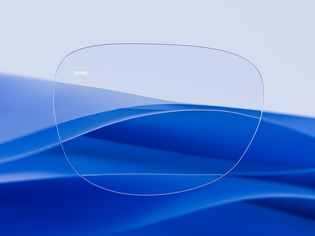 Delad bild som på ena halvan visar ett ZEISS-glas som kännetecknas av sin klarhet och renhet. Andra halvan visar ett repigt, konventionellt glasögonglas, vilket framhäver kontrasten vad gäller hållbarhet. 