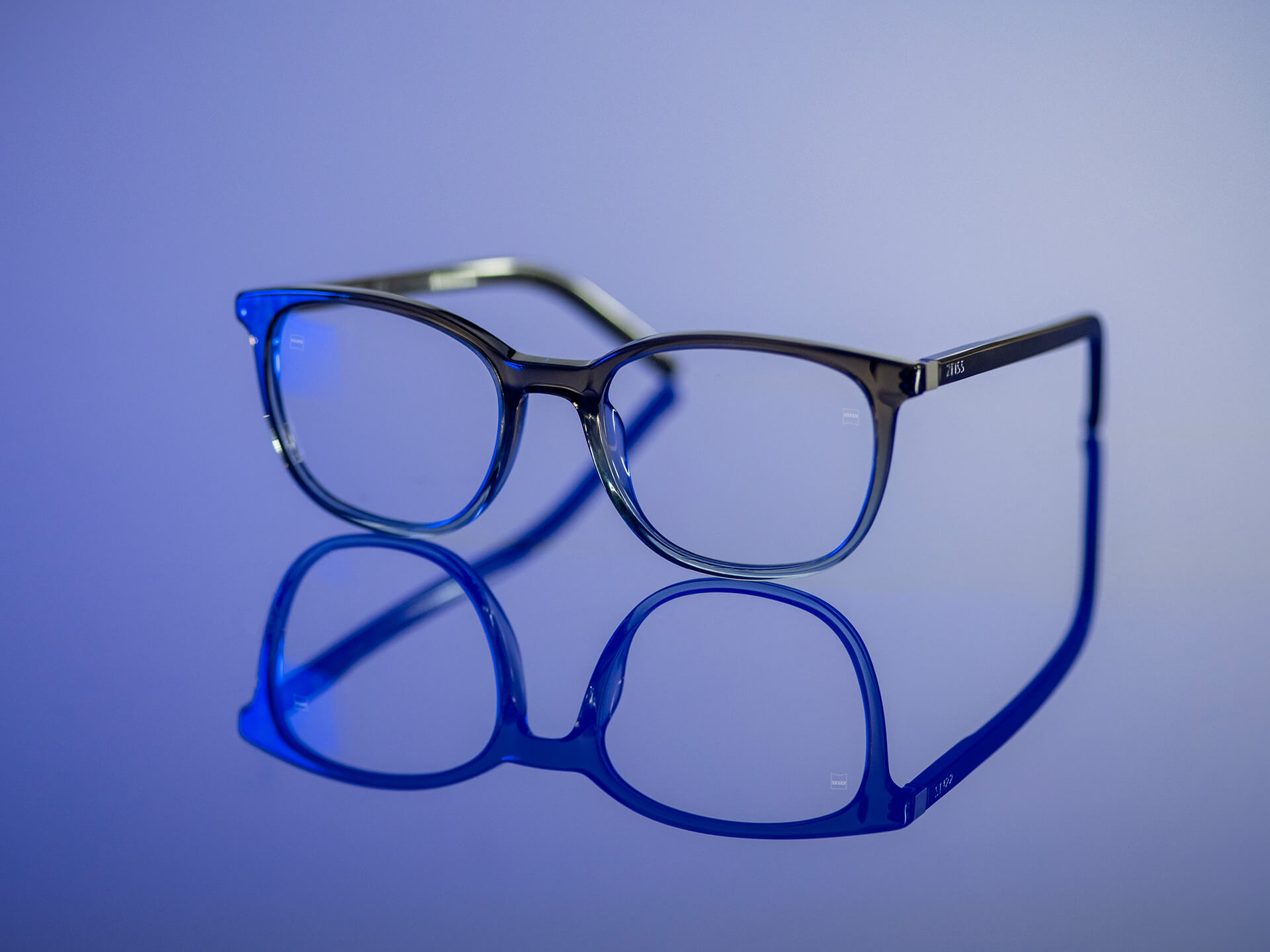 Glasögon som kan ses i ett blåaktigt ljus och har ZEISS-glas i BlueGuard-material. Endast en mycket liten blåaktig reflex syns på glasen.