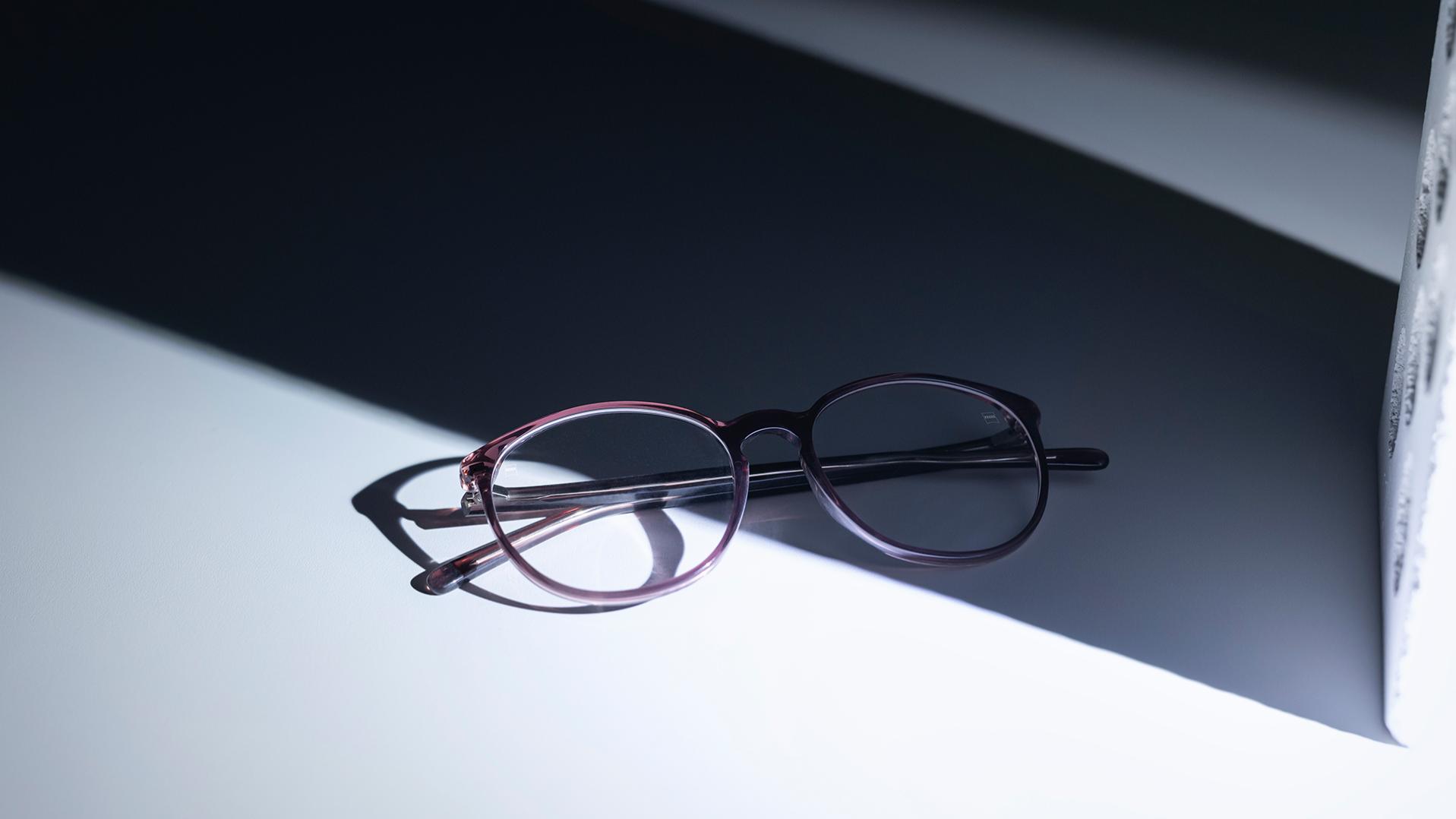 Glasögon med ZEISS-glas och DuraVision®-ytbehandlingar som är hälften i skuggan, hälften i solen.