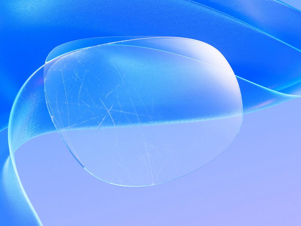 3D CGI-illustration av ett repat glasögonglas som får en tunn ytbehandling som effektivt döljer repor, vilket ger en klar och oförstörd glasyta.