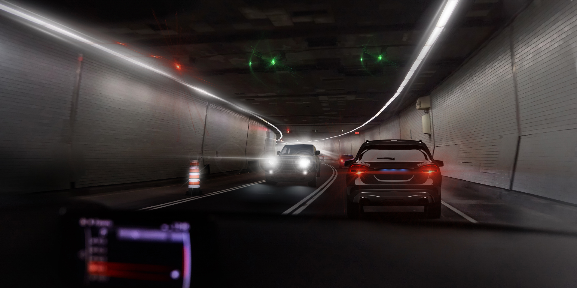 Två bilder ur en bilförares perspektiv, i en tunnel med mötande trafik. En bild visar bländning från bilen och belysningen i tunneln, medan den andra bilen visar märkbart mindre bländning.