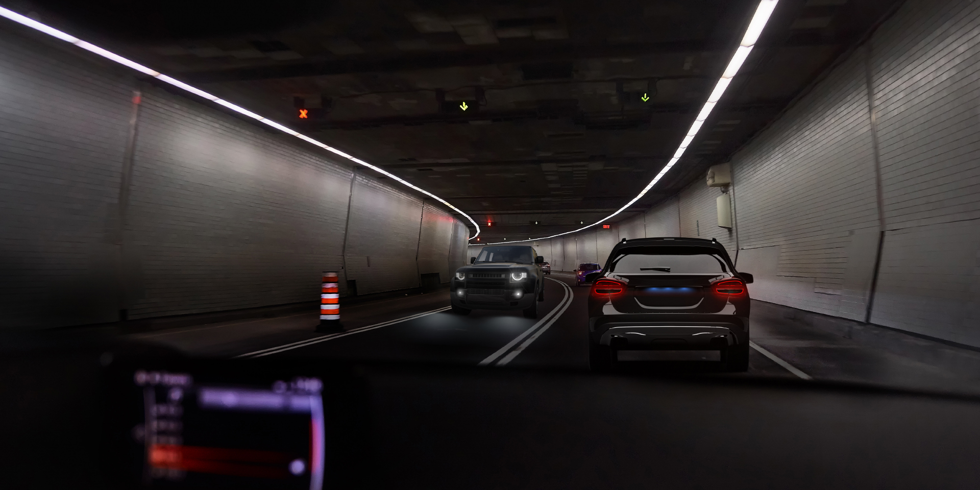 Två bilder ur en bilförares perspektiv, i en tunnel med mötande trafik. En bild visar bländning från bilen och belysningen i tunneln, medan den andra bilen visar märkbart mindre bländning.