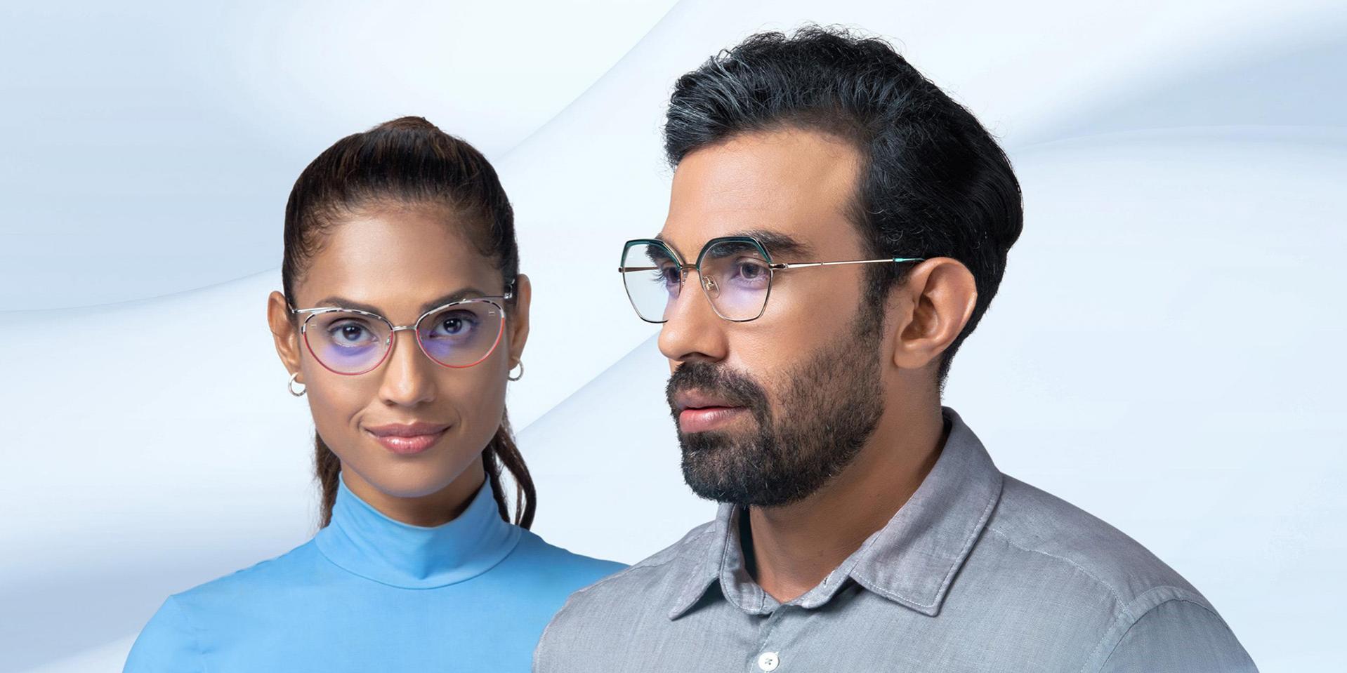 En medelålders kvinna och man som bär ZEISS Progressive Light 2-glas.