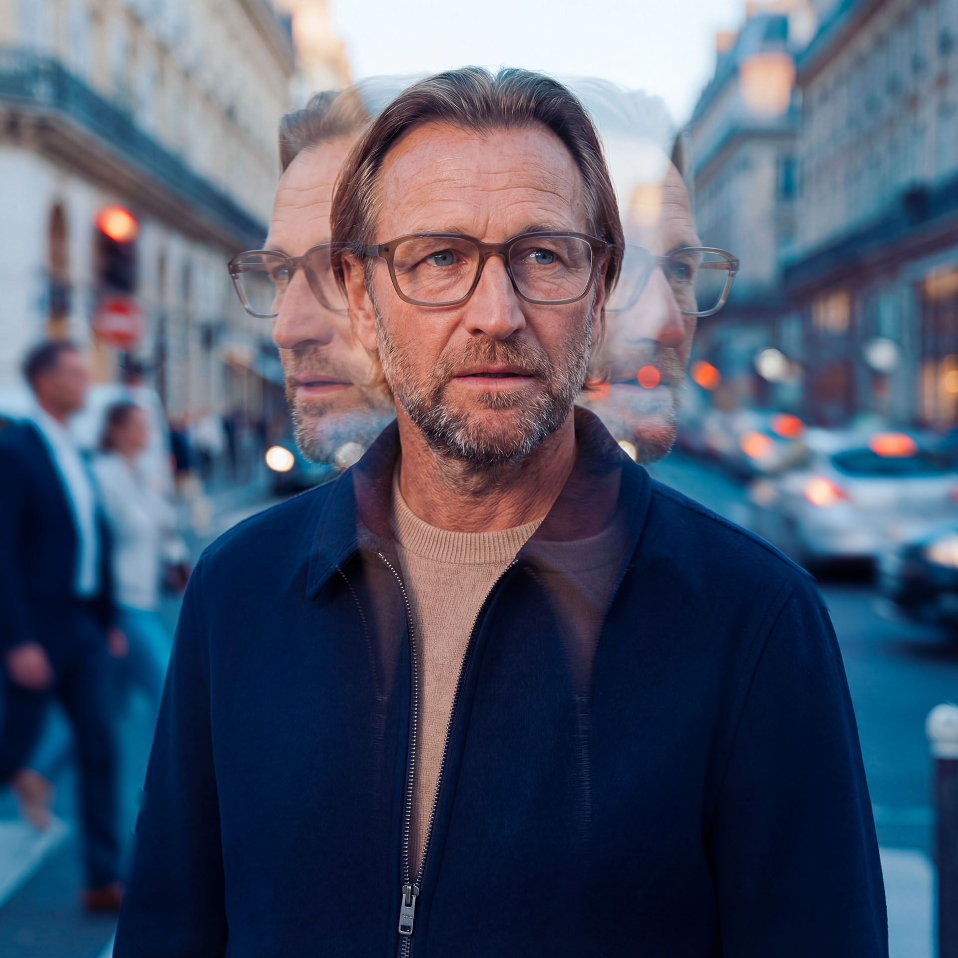 En person som bär traditionella glasögon på en välbesökt gata, med olika exponeringseffekter. 