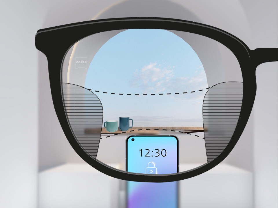Schematisk perspektivbild genom ett progressivt SmartLife-glas, som visar tre breda synzoner för synkorrigering på nära håll (smartphone), mellanavstånd (kaffemugg) och långt avstånd (himlen).