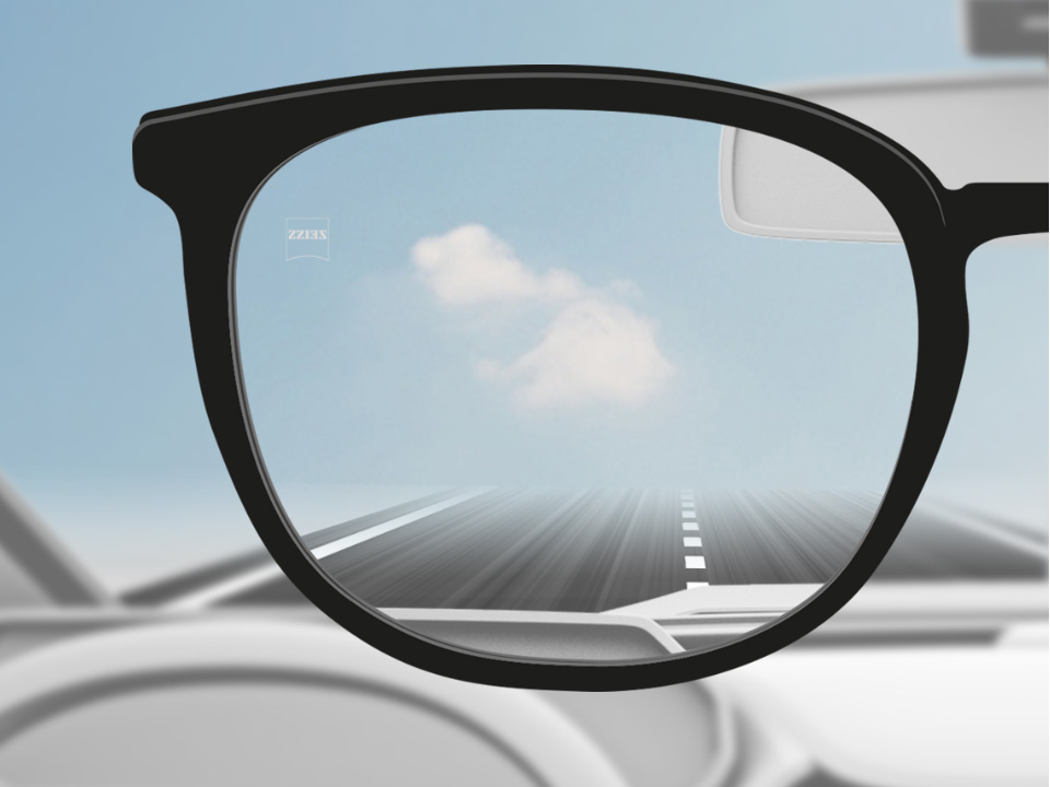Schematisk perspektivbild genom ett DriveSafe enstyrkeglas som visar vägen framför klart och tydligt. . 