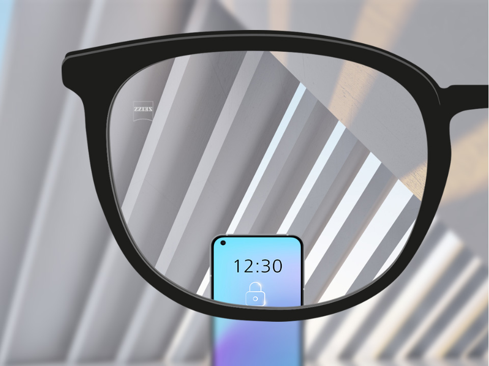 Schematisk perspektivbild genom ett Smart Life enstyrkeglas, som visar objekt långt bort och en smartphone tydligt utan förvrängning i glasets kanter. 