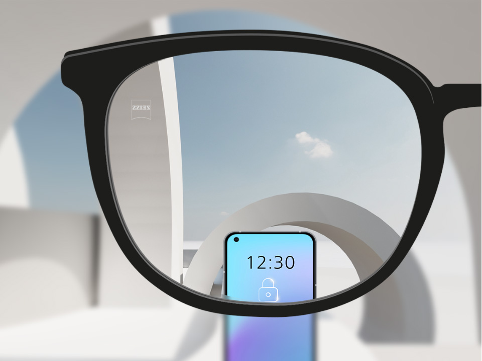 Schematisk perspektivbild genom ett SmartLife Young enstyrkeglas som visar objekt på långt håll och digitala enheter klart och tydligt. 
