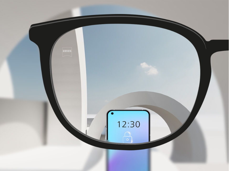 Schematisk perspektivbild genom ett SmartLife Young enstyrkeglas som visar objekt på långt håll och digitala enheter klart och tydligt. 