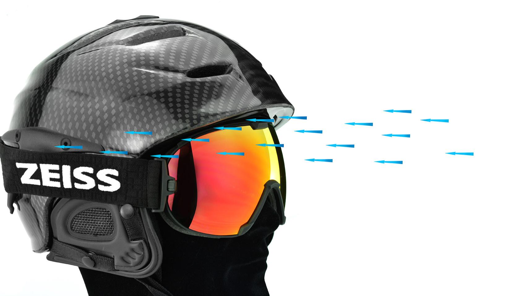 Svart hjälm med röda skidglasögon från ZEISS