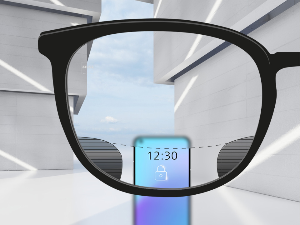 En perspektivbild med ZEISS Digital SmartLife-glas med en smartphone, där glaset är helt klart i den övre och nedre delen men har små suddiga ränder till vänster och höger.