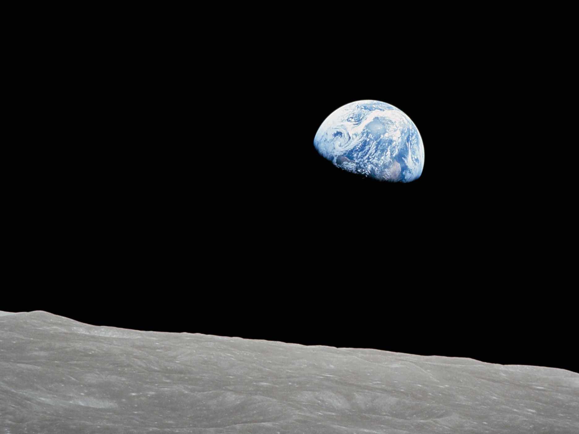 Perspektiv av att stå på månytan och titta mot jorden.