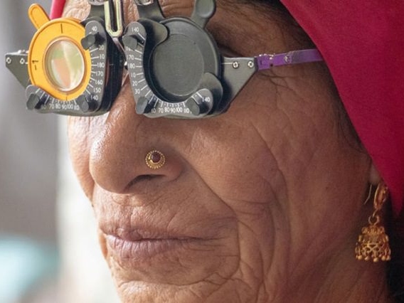 Äldre kvinna som bär refraktionsglasögon.