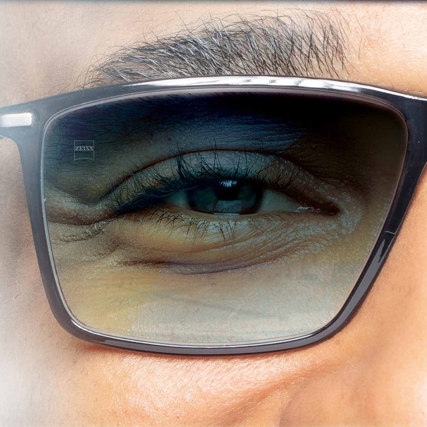 Illustrering av ZEISS färgade glas med beläggningar för solljus fram och bak