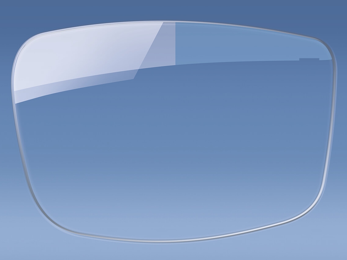 Illustrering av ett glasögonglas med och utan antireflekterande ytbehandling 