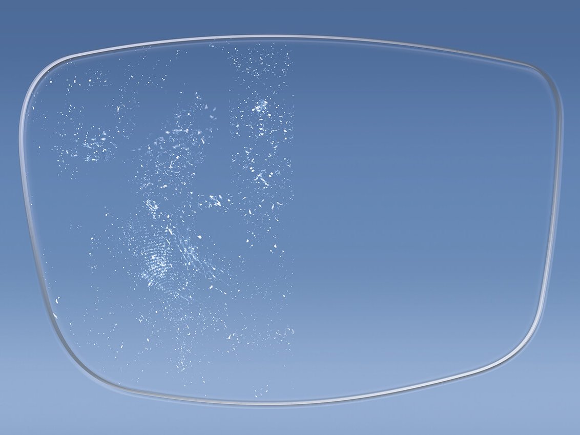 Illustrering av glaset med och utan ZEISS-ytbehandling som lägger till ett antistatiskt skikt 