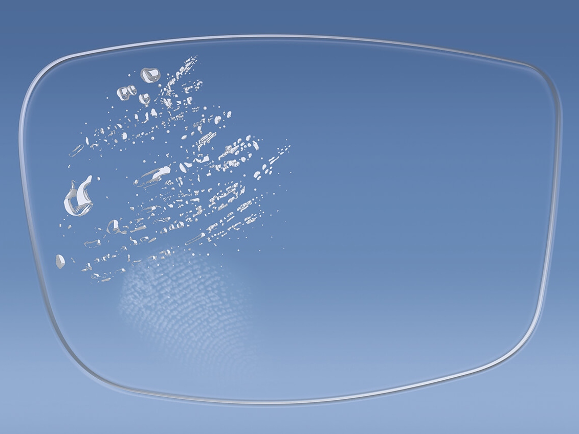 Illustrering av ett glas med ZEISS-ytbehandlingar som påverkar hur ytan kan rengöras