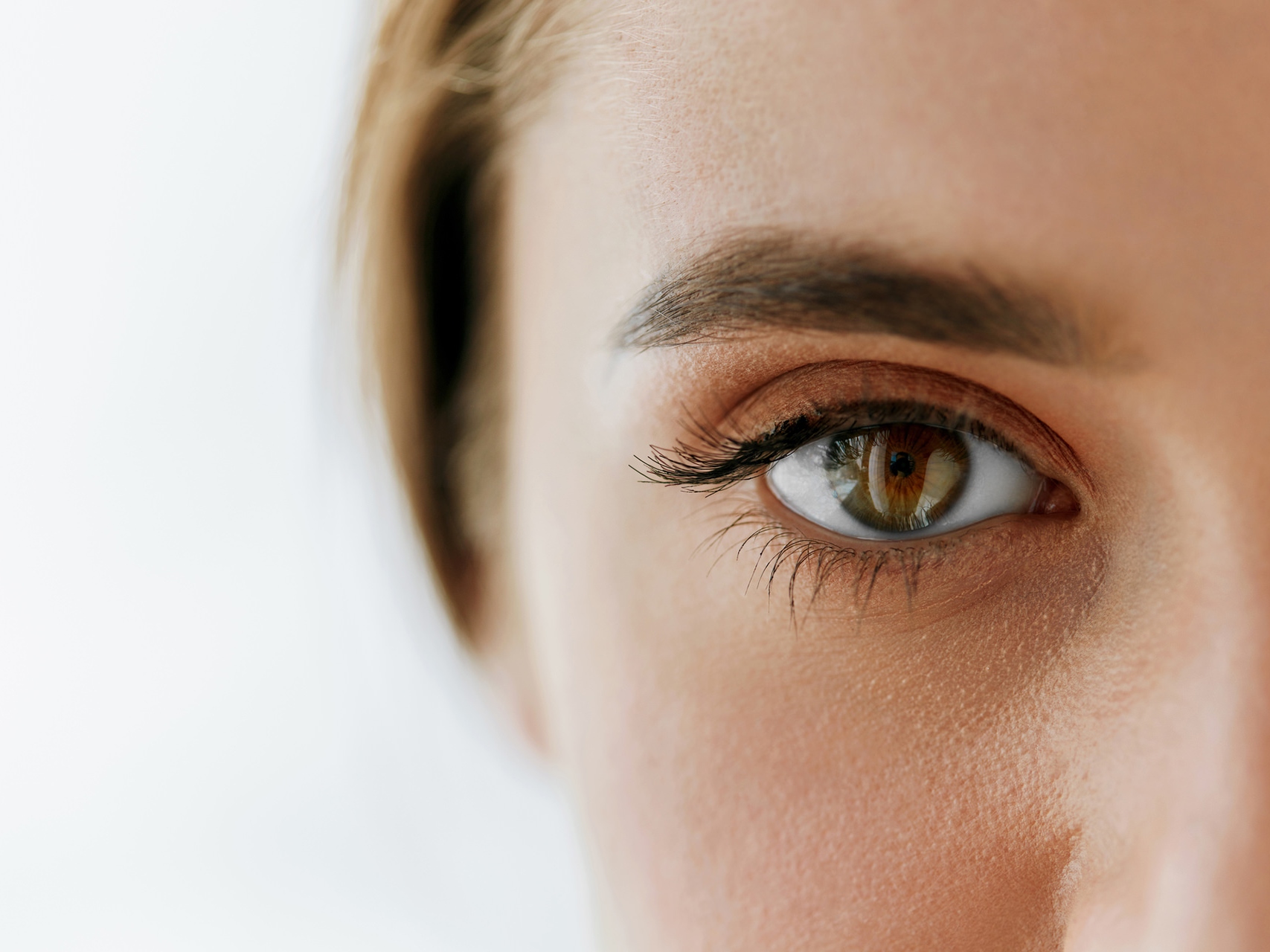 En närbild av en kvinnas ansikte, med fokus på vänster öga. 