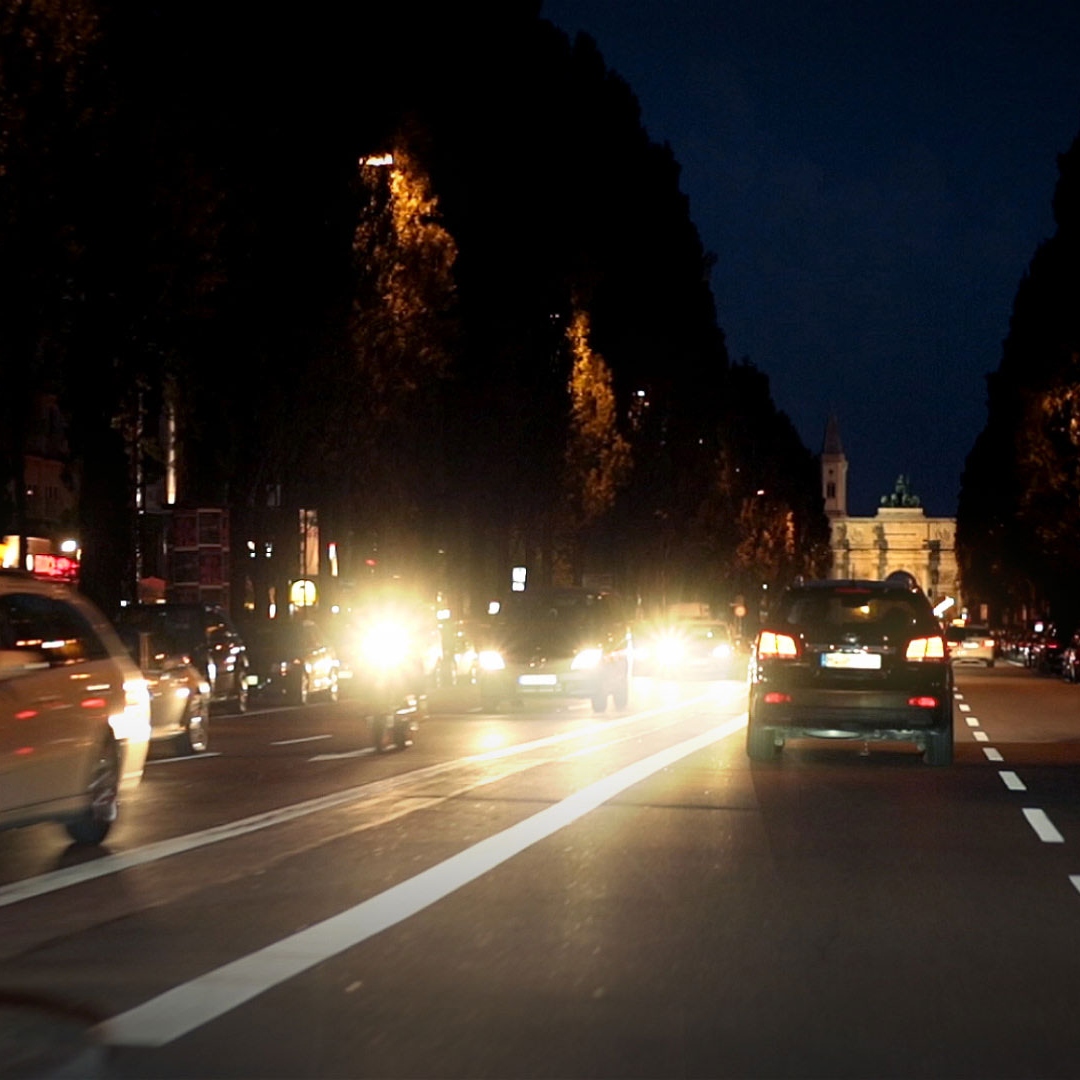 Bländning från mötande bilar på natten och bländande ljus från blöta vägar 