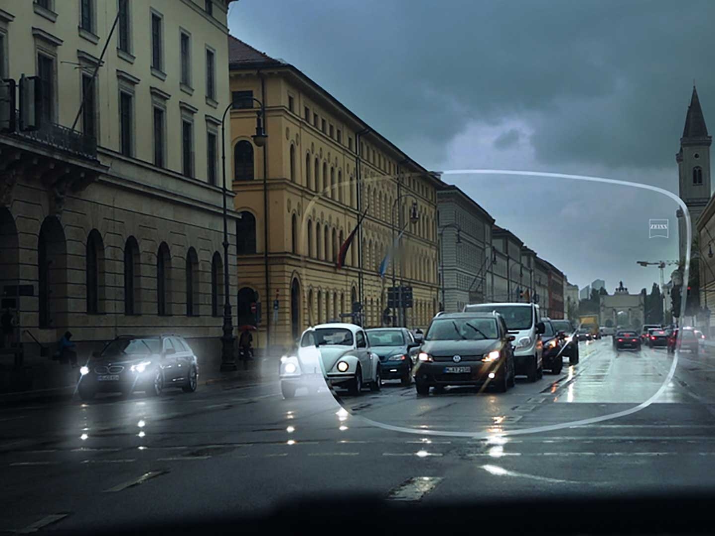 Bilden visardålig sikt i svaga ljusförhållanden på en väg. Vy från insidan av en bil, sett genom ett glasögonglas. 