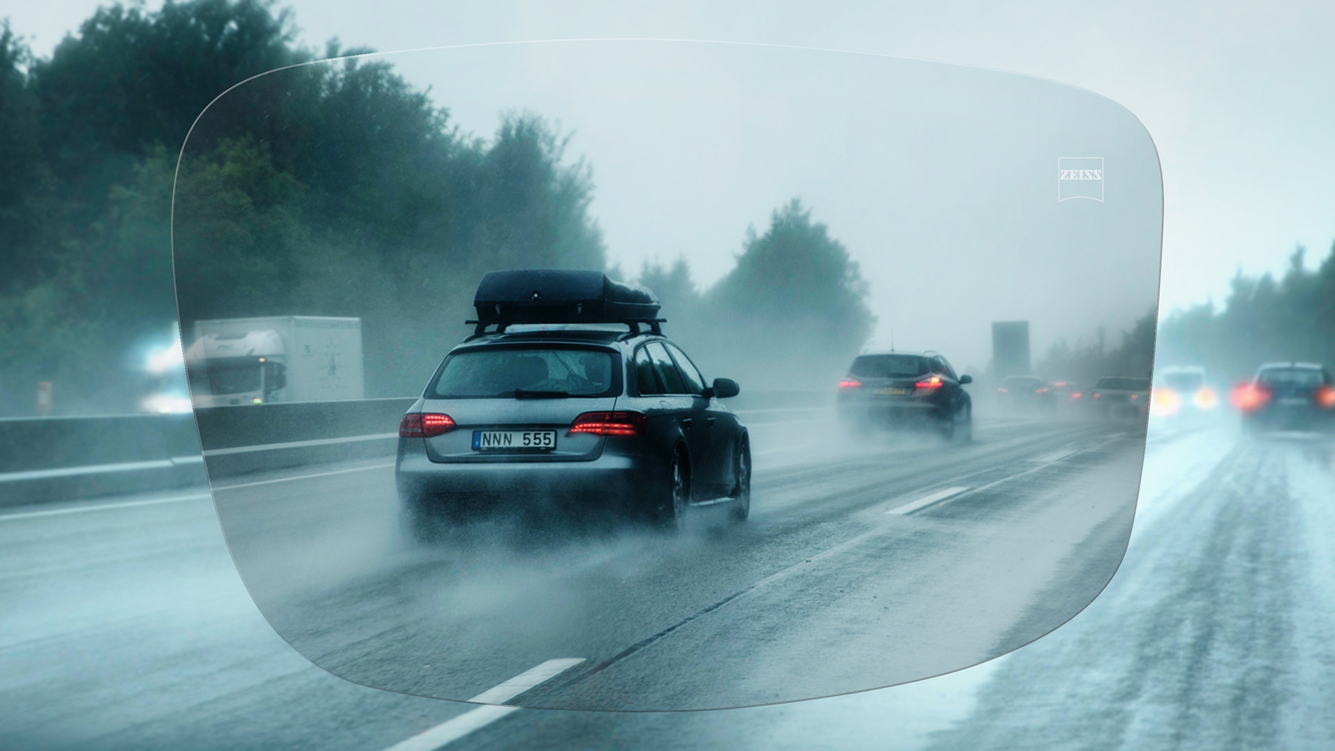 Sett genom ZEISS DriveSafe enstyrkeglas på motorvägen en regnig dag 