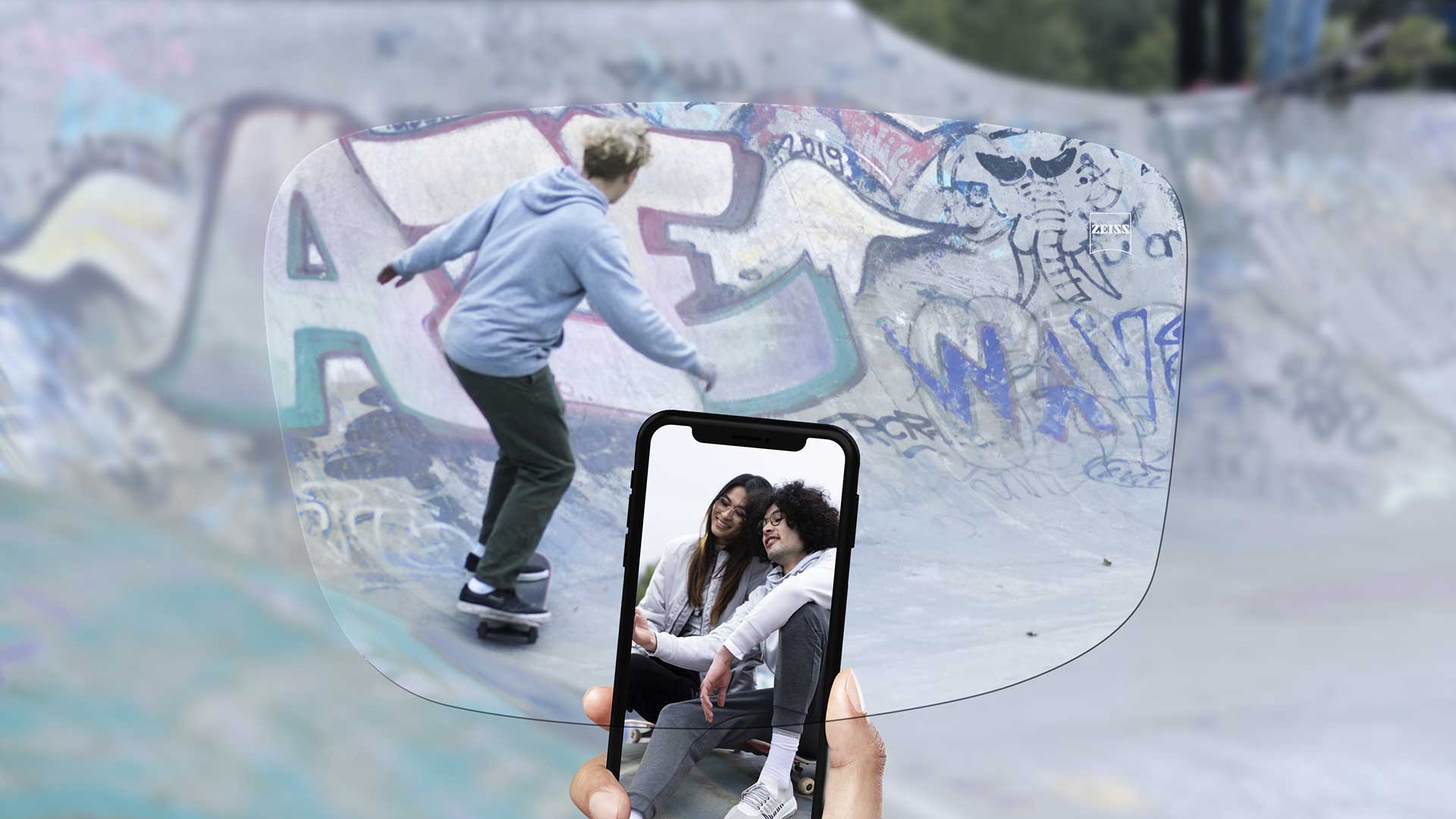 Bild på en skatepark sett genom ZEISS SmartLife Single Vision Individual-glas.