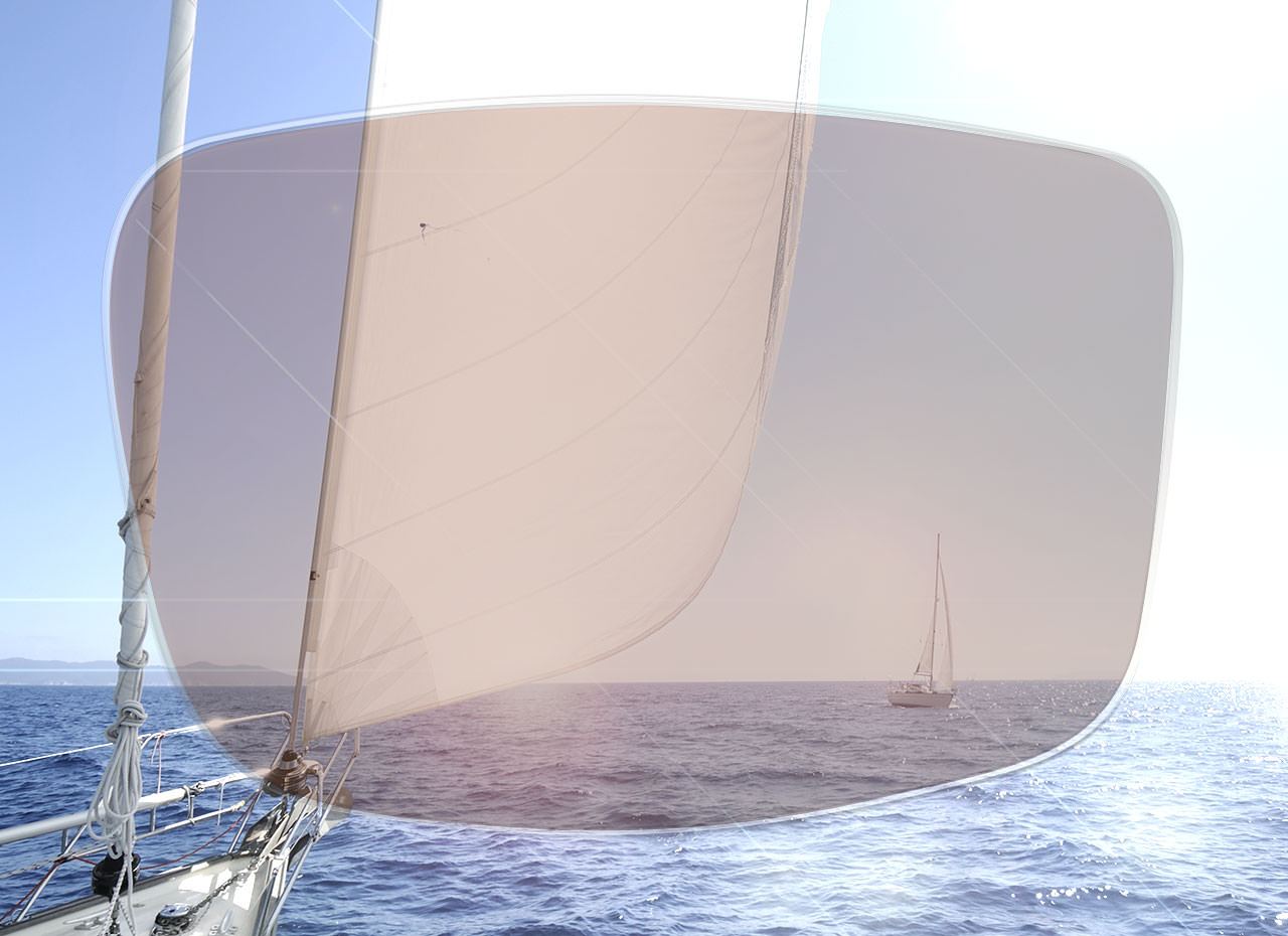 På bilden visas ett hav som ses genom ett polariserande glas. Med ett reglage kan du jämföra den visuella effekten mellan ZEISS lösning och vanliga glasögonglas.