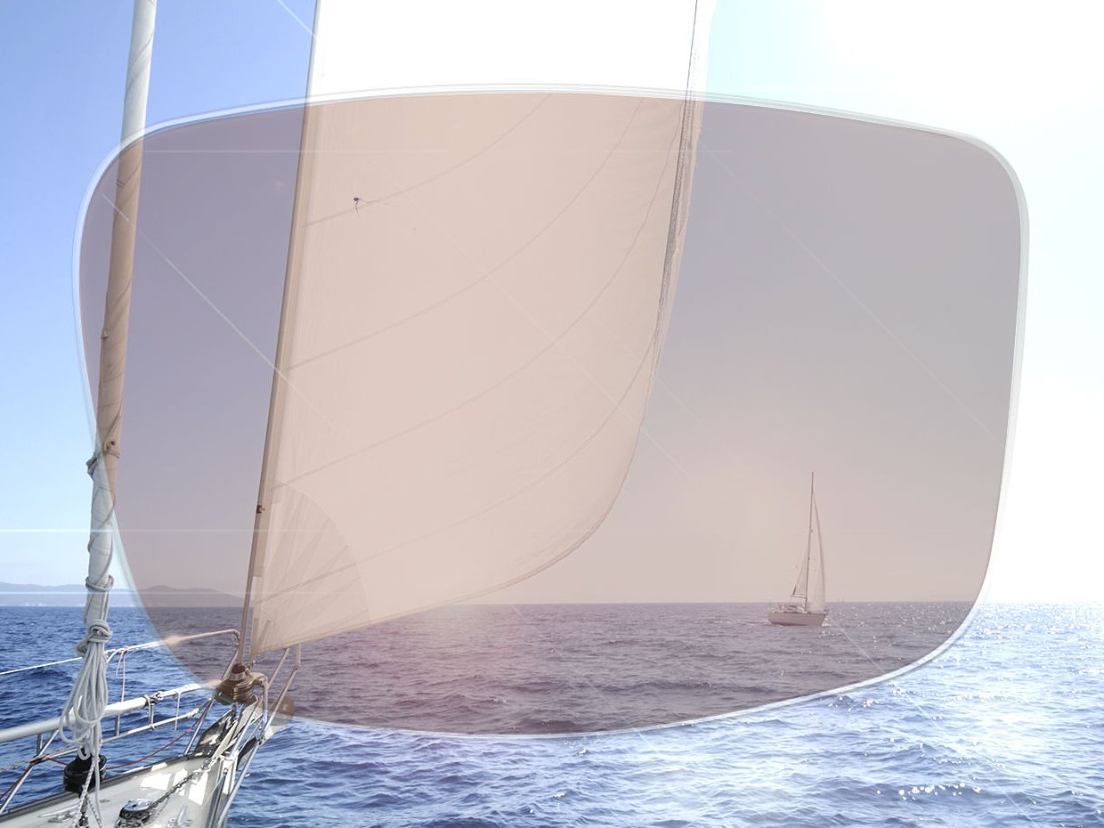 På bilden visas ett hav som ses genom ett polariserande glas. Med ett reglage kan du jämföra den visuella effekten mellan ZEISS lösning och vanliga glasögonglas.