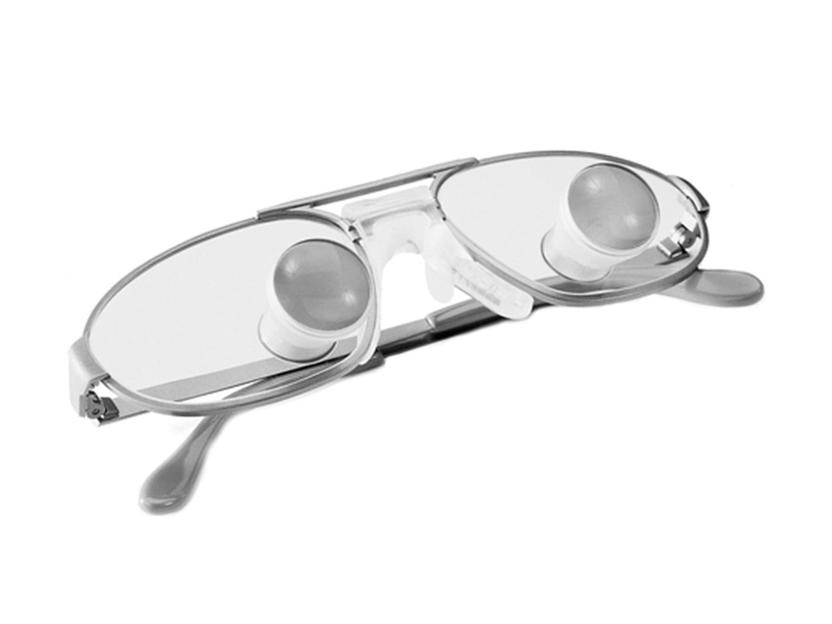 Glasögonglas med ett snöre och ZEISS luppglasögon som monteras direkt på glasen.