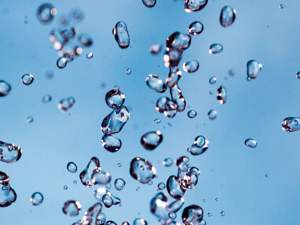 Bild på luftbubblor i vattnet. 