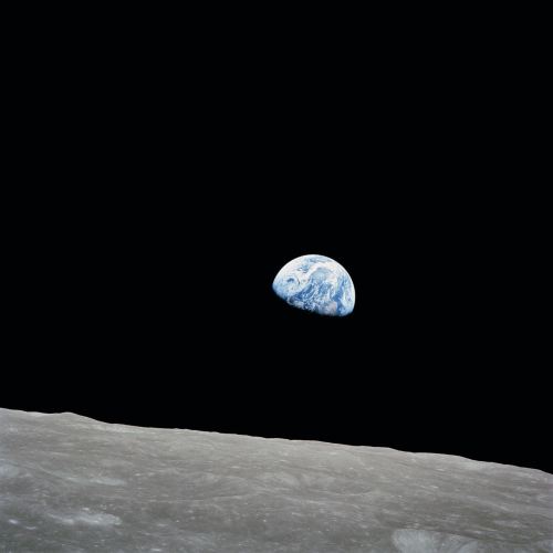 Den ikoniska bilden av hur jorden går upp, tagen med ett ZEISS 250 mm Sonnar-teleobjektiv vid Apollo 8-expeditionen. 