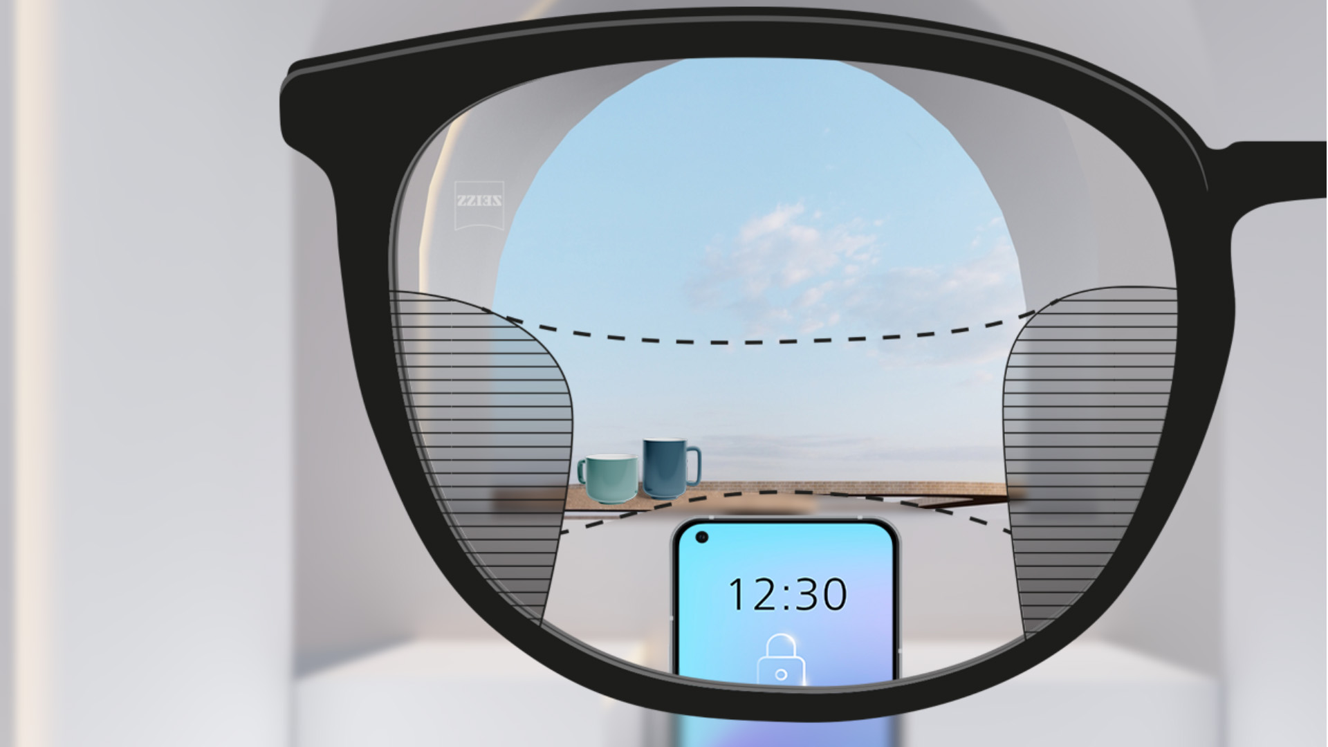 En perspektivbild med ZEISS Progressive SmartLife-glas med en smartphone och muggar i bakgrunden, där glaset är helt klart med smala suddiga ränder till vänster och höger.