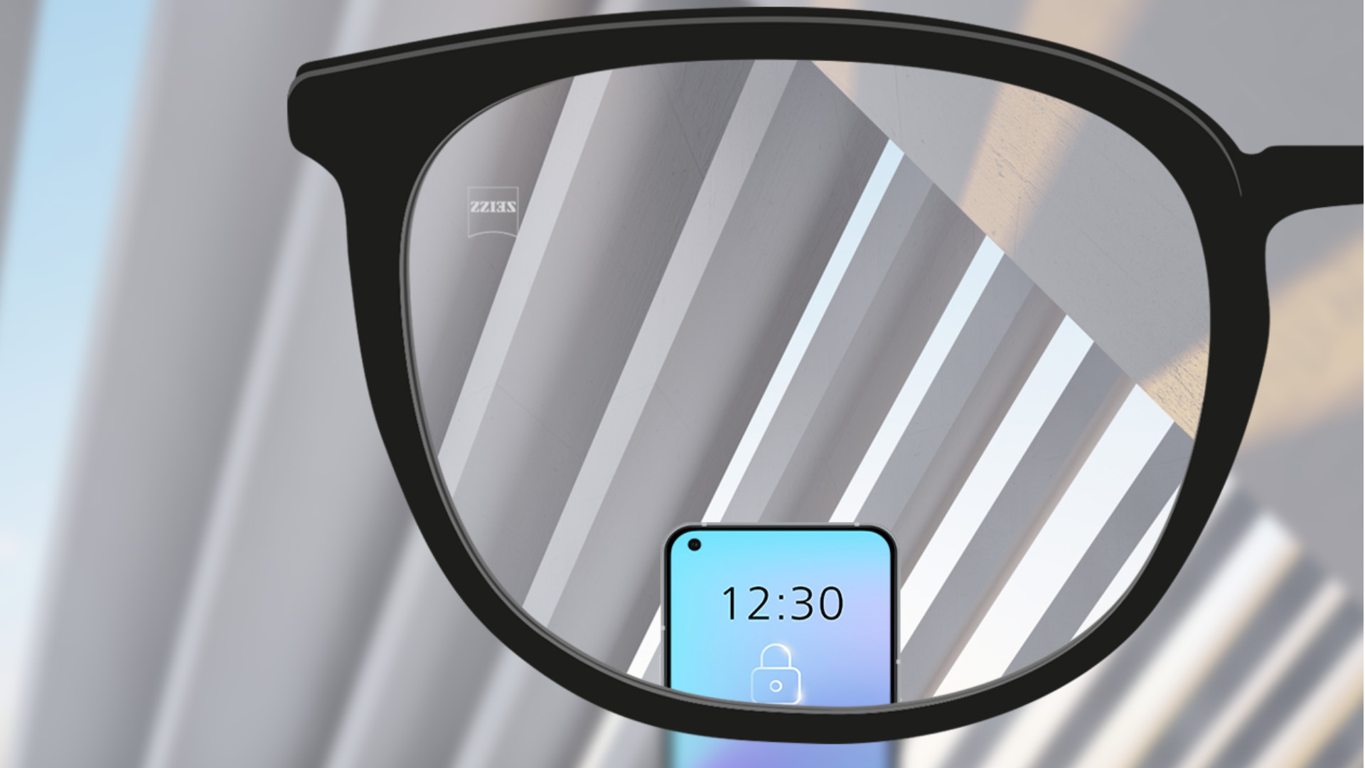 En perspektivbild med ZEISS Single Vision SmartLife-glas med en smartphone, där glaset är helt klart.